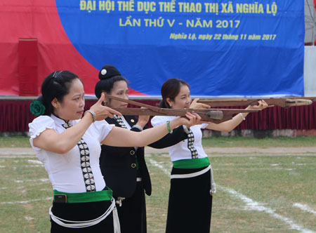 Chị Lường Thị Mừng (giữa) luyện tập cho hai em gái trước giờ thi đấu tại Đại hội Thể dục thể thao thị xã Nghĩa Lộ lần thứ V - năm 2017.